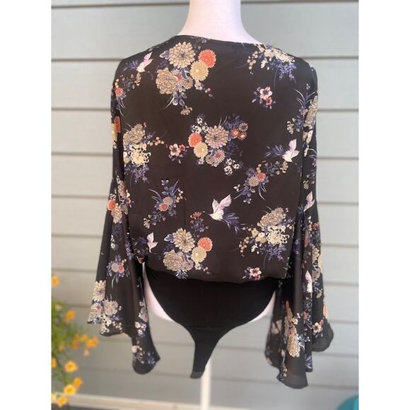 Ro & De Size X-Small Blouse Bodysuit Black Floral w/ Bell Sleeves Faux‎ Wrap - Picture 2 of 5